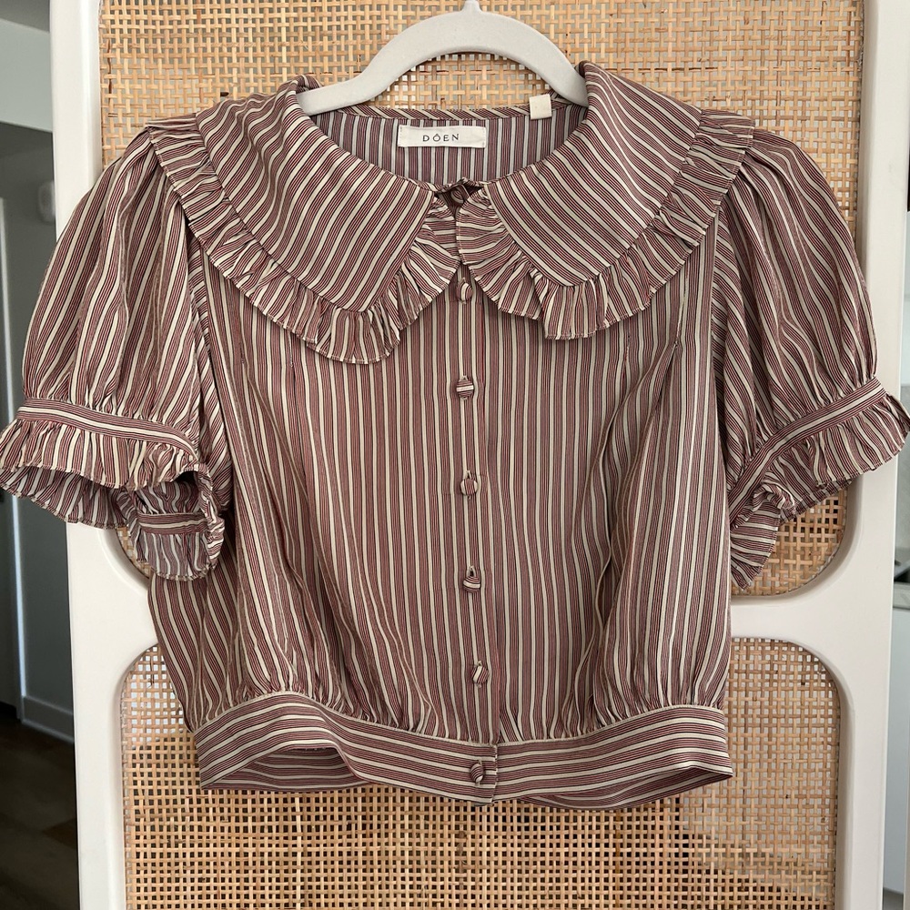 DOEN silk crop blouse size small. Blue red and cream stripes.